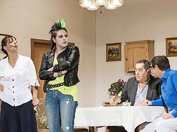 Viel los war auf der Bühne im Pfarrsaal bei den Theaterabenden der KAB. Foto: Björn Hein