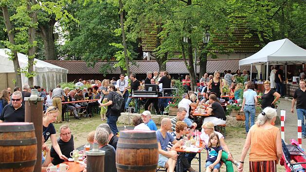 Das Gel&auml;nde am Petersbecks-Keller war f&uuml;r H&ouml;chstadter und Fl&uuml;chtlinge das Ziel f&uuml;r den interkulturellen Fr&uuml;hschoppen. Fotos: Waltraud Enkert