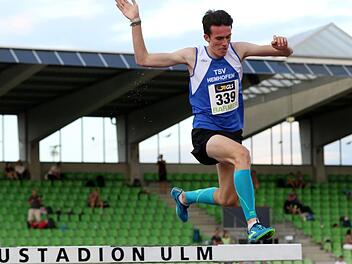 Ab der zweiten Runde lief Niklas Buchholz vom TSV Hemhofen ein nahezu einsames Rennen und schnappte sich überlegen den deutschen U20-Meistertitel über 2000 Meter Hindernis.  Fotos: Sportfoto Kiefner