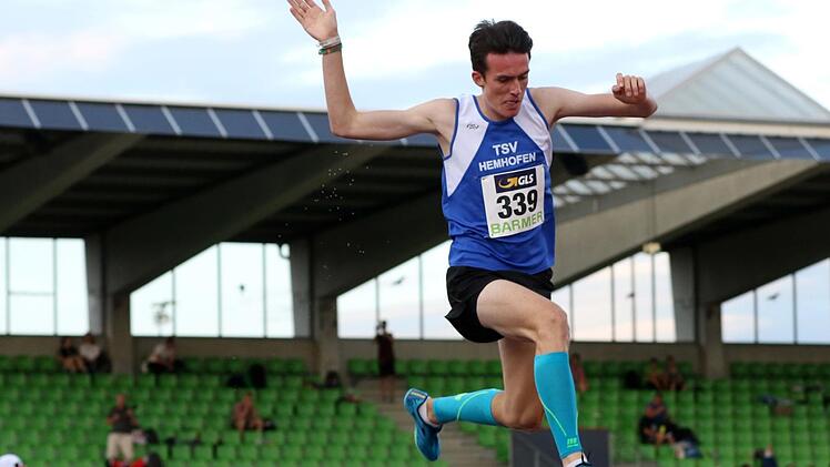 Ab der zweiten Runde lief Niklas Buchholz vom TSV Hemhofen ein nahezu einsames Rennen und schnappte sich überlegen den deutschen U20-Meistertitel über 2000 Meter Hindernis.  Fotos: Sportfoto Kiefner