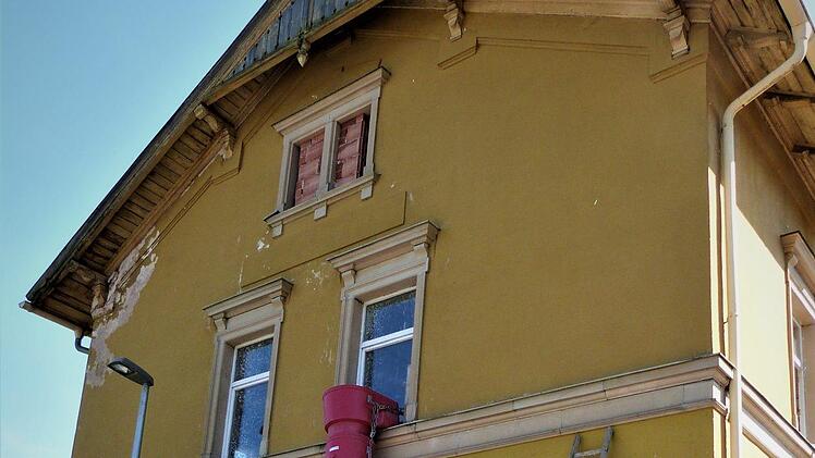 An der Giebelseite des Bahnhofsgebäudes wird ein Aufzugsturm angebaut, um barrierefrei in die drei Geschosse zu gelangen. Foto: Werner Reißaus