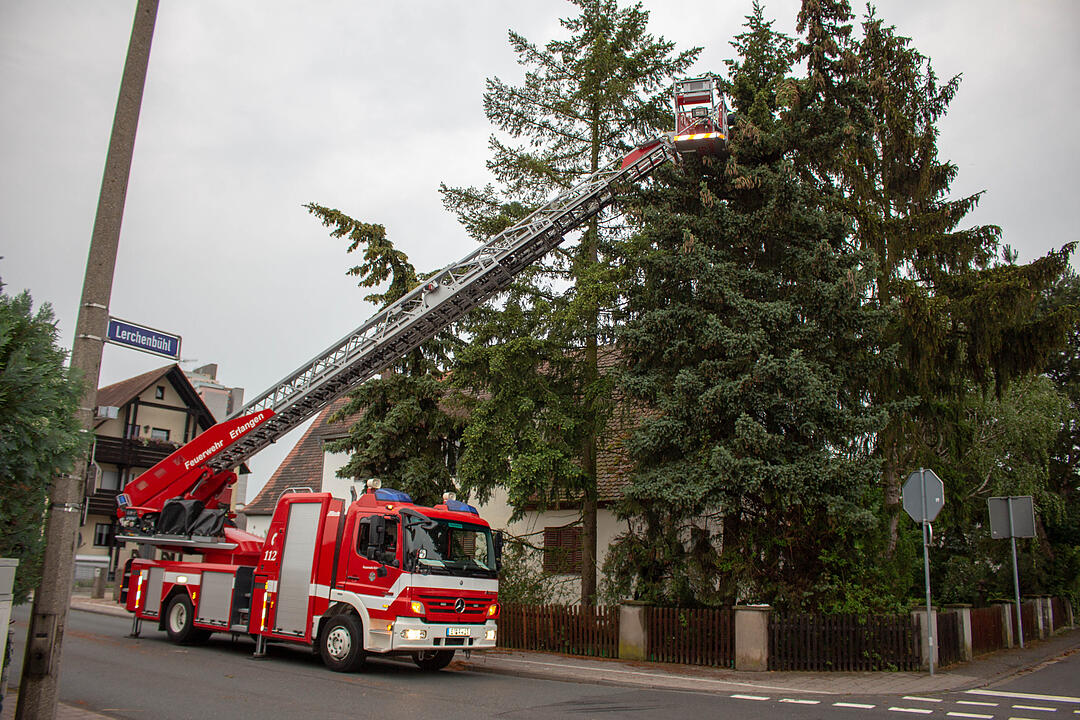 Mehrere zentimeterdicke Hagelkörner gehen in Franken nieder