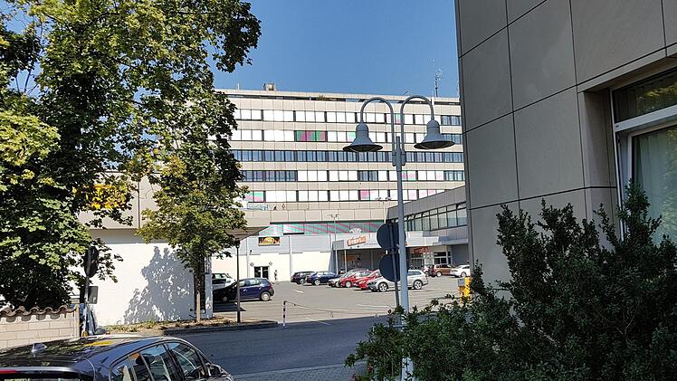 Im Landratsamt-Gebäude (rechts am Bildrand) wird der Platz eng. Weil im Post-Gebäude gegenüber, das dem Landratsamt gehört, Räumlichkeiten frei werden, sollen hier neue Büros geschaffen werden. Foto: Sarah Seewald