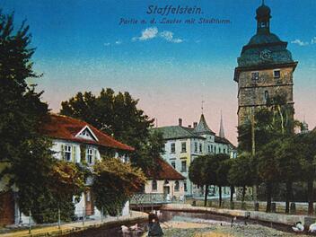 Diese zeitgenössische Ansichtskarte zeigt den Staffelsteiner Stadtturm und den Lauterbach zu Beginn des 20. Jahrhunderts.Archiv