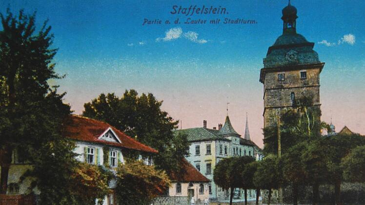 Diese zeitgenössische Ansichtskarte zeigt den Staffelsteiner Stadtturm und den Lauterbach zu Beginn des 20. Jahrhunderts.Archiv