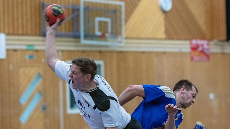 Hart attackiert vom gegnerischen Abwehrspieler wurde in dieser Szene der Michelauer Leo Eisele. Den Torerfolg konnte dieser Angriff jedoch nicht verhindern. Foto: Klaus Gagel