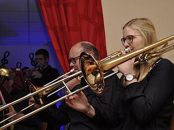 Bei einem fulminanten Frühlingskonzert entführte die Feuerwehrkapelle in die Welt von Oper und Musical. Foto: Peter Klopf