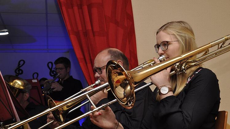 Bei einem fulminanten Frühlingskonzert entführte die Feuerwehrkapelle in die Welt von Oper und Musical. Foto: Peter Klopf