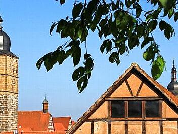 Die drei wichtigsten T&uuml;rme in Ebern - vom Spielplatz "Dorsch'n-Garten" aus fotografiert.  Foto: HZw