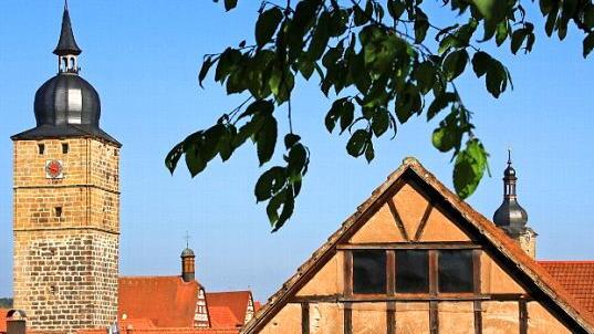 Die drei wichtigsten T&uuml;rme in Ebern - vom Spielplatz "Dorsch'n-Garten" aus fotografiert.  Foto: HZw