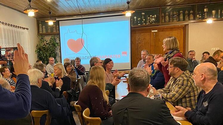 Volles Haus im Burghaiger Sportheim - bei der Bürgerversammlung der SPD bestand erheblicher Gesprächsbedarf. Foto: Stephan Tiroch