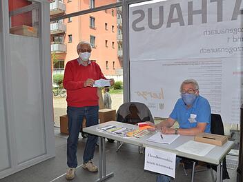 Die Mitarbeiter des Herzo-Seniorenbüros, hier Brüne Soltau (links) und Rainer Wienke, verteilen im Rathaus-Foyer noch bis einschließlich Montag Masken für Senioren ab 60 Jahren.  Foto: Bernhard Panzer
