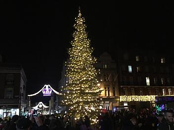 So leuchtete im Dezember 2016 der "Coburger Weihnachtsbaum für die Queen" vor Schloss Windsor.