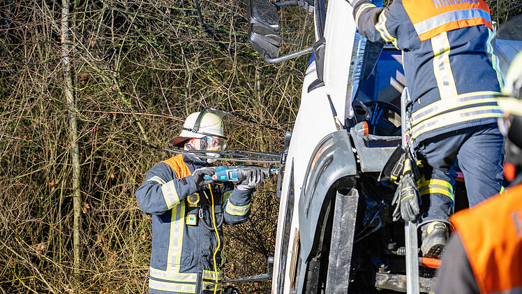 Von Windb&ouml;e erfasst - Lkw kippt auf A73 um