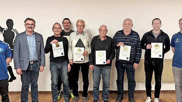 Vorsitzender f&uuml;r Management und Marketing Sebastian Kiesel(von links) und B&uuml;rgermeister Harald Hofmann gratulieren zur Ehrung: Hartwig Rossol, Kim Schneiker, Paul M&uuml;ller, Max Geist, Rainer Scheuplein und Ralph Katholing. Der Vorsitzende f&uuml;r Wirts...