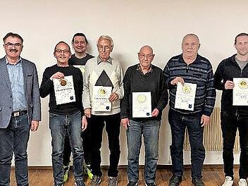 Vorsitzender f&uuml;r Management und Marketing Sebastian Kiesel(von links) und B&uuml;rgermeister Harald Hofmann gratulieren zur Ehrung: Hartwig Rossol, Kim Schneiker, Paul M&uuml;ller, Max Geist, Rainer Scheuplein und Ralph Katholing. Der Vorsitzende f&uuml;r Wirts...