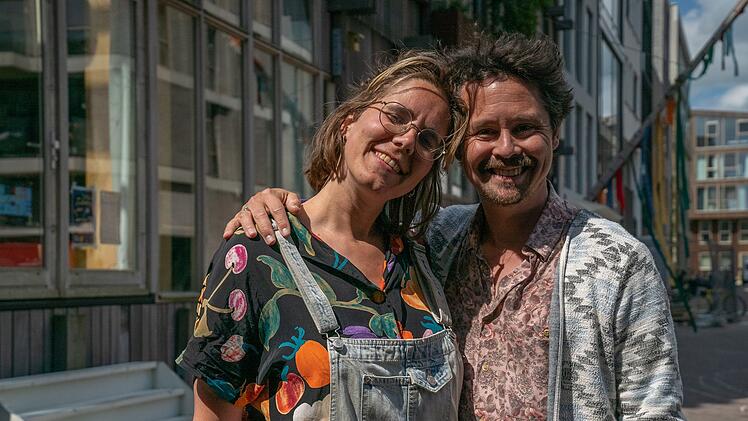 Die Mitbegründer Kim Otten und Chandar van der Zande vor ihrem Zuhause: der innovativen Wohnkooperative "De Warren" in Amsterdam.