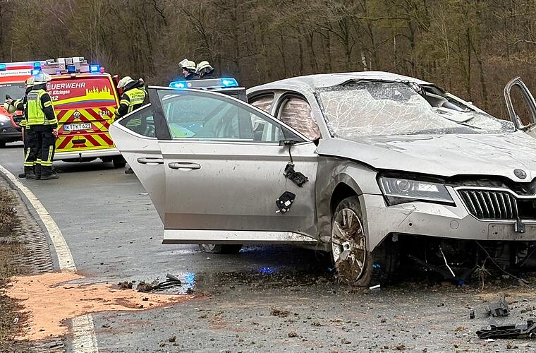 Kreis Kitzingen: 22-Jähriger nach Unfall schwer verletzt - Auto überschlägt sich mehrfach