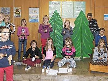 Die Orff-Gruppe begrüßte die Gäste zum ersten Herbstfest der Marktleugaster Schule mit dem "Entertainer". Foto: Siegfried Sesselmann