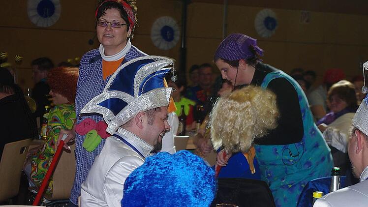 Die "Edelputzen" vom Wilhelmsthaler Zigeunerfasching, (von links) Cilly (Bianka Weiss) und Trina (Diana Bülling), hatten beim Saubermachen Schwerstarbeit zu verrichten.  Foto: Heike Schülein