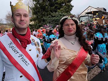 Kaiser Franz und Sissi gaben sich beim Faschingsumzug der UKG in Untererthal die Ehre. Fotos: Gerd Schaar