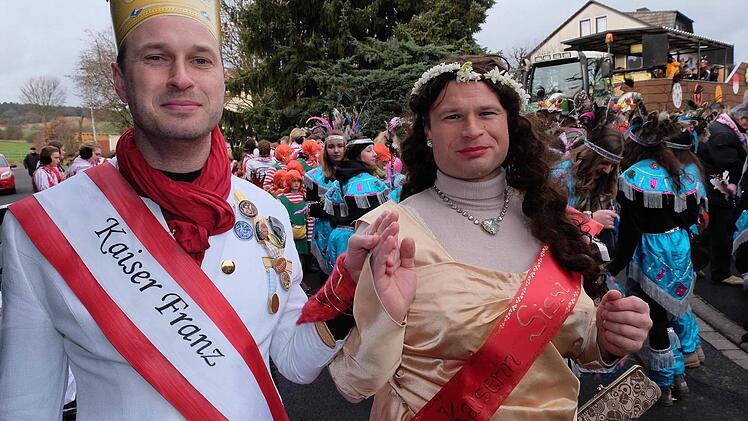 Kaiser Franz und Sissi gaben sich beim Faschingsumzug der UKG in Untererthal die Ehre. Fotos: Gerd Schaar