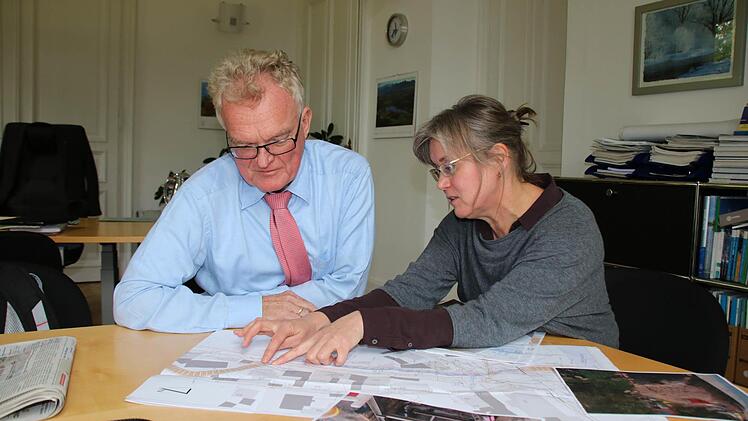 Leonhard Rosentritt (links), Chef des Wasserwirtschaftsamtes, und Projektleiterin Birgit Imhof mit den Plänen für den Schrenkgraben. Foto: Ralf Ruppert