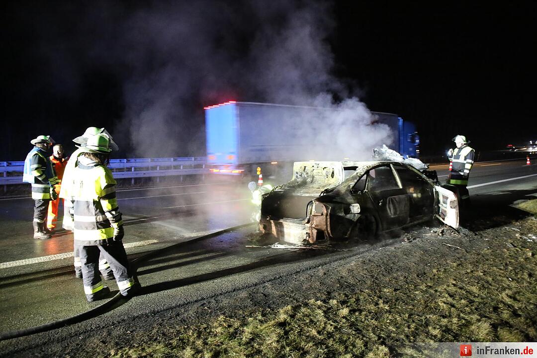 Pkw geht auf der A9 in Flammen auf