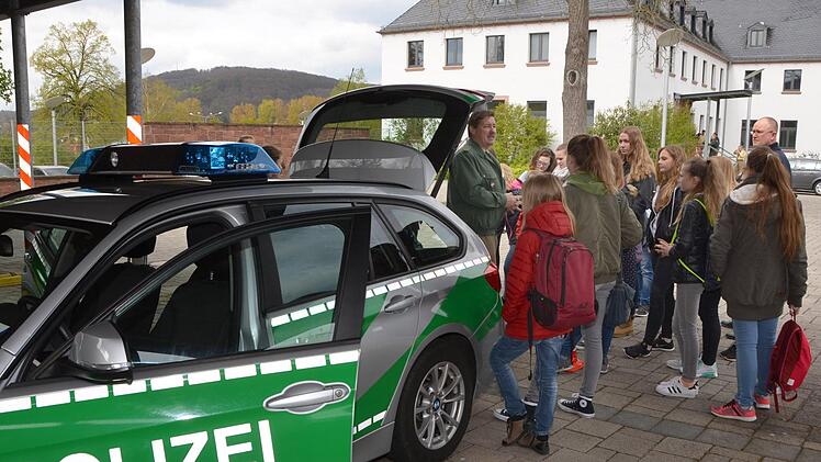 Geschwindigkeitsmessung per Laserpistole - auch für die jungen Damen schon von Interesse, wie die Frage "kann man damit auch Radfahrer messen?" zeigt. Einige machen auch schon ihren Mofa-Führerschein. Foto: Peter Rauch