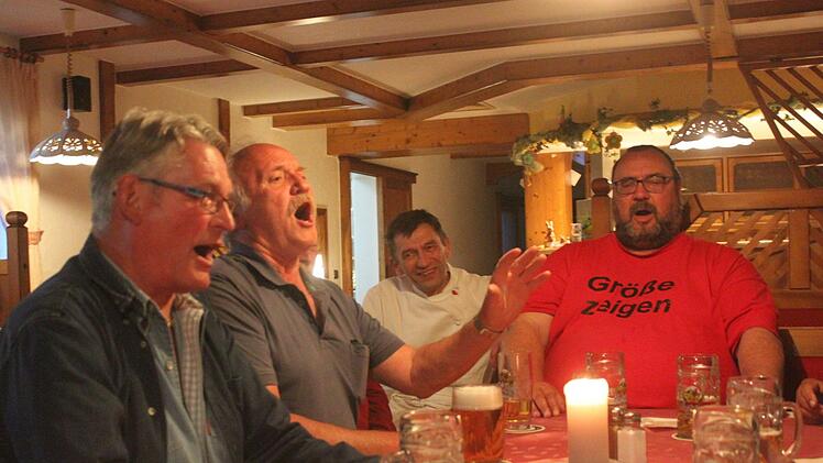 Beim Singen des Frankenliedes Foto: Matthias Einwag