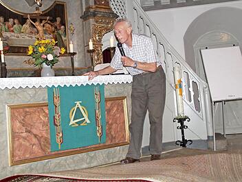 Wilfried Fischer hatte seine Zweifel, ob das Altarpodest wirklich so marode ist, wie von den Fachleuten behauptet wird.  Foto: Gerda Völk