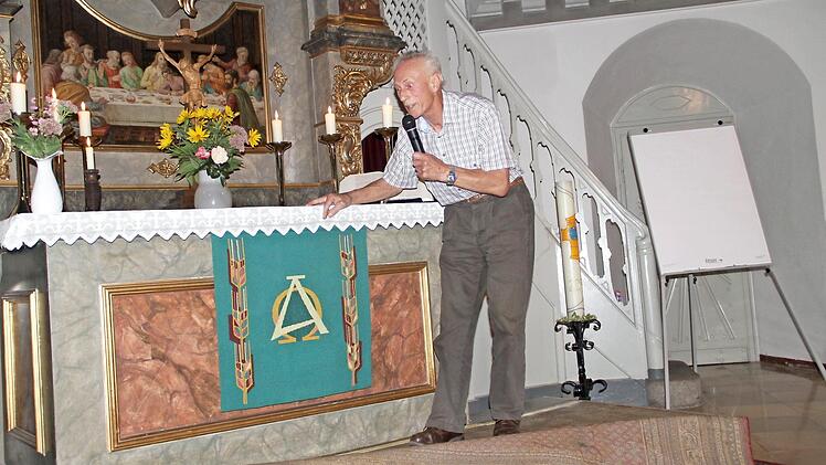 Wilfried Fischer hatte seine Zweifel, ob das Altarpodest wirklich so marode ist, wie von den Fachleuten behauptet wird.  Foto: Gerda Völk