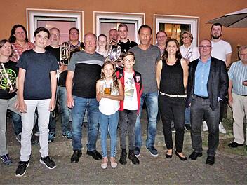 Vor wenigem Tage vollendete Manfred Rosa sein 70. Lebensjahr. Unser Bild zeigt ihn (vorne, Dritter von links) mit seinen Enkelkindern und (weiter nach rechts) seinem Sohn Wolfgang, Schwiegertochter Steffi und Bürgermeister Stephan Heckel-Michel inmitten seiner Geburtstagsgäste.  Foto: Werner Reißaus