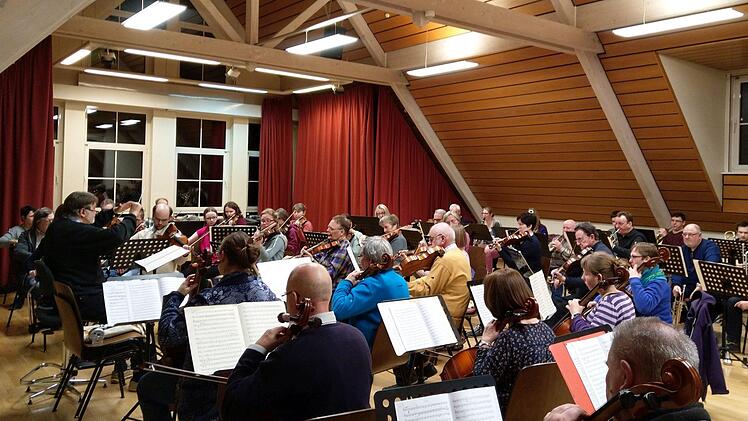 Mit dem Orchester der Musikfreunde Neustadt und der Solistin Hanna Pyrozhkova probt Hans Stähli das Cellokonzert von Jacques Offenbach.Foto: Jochen Berger