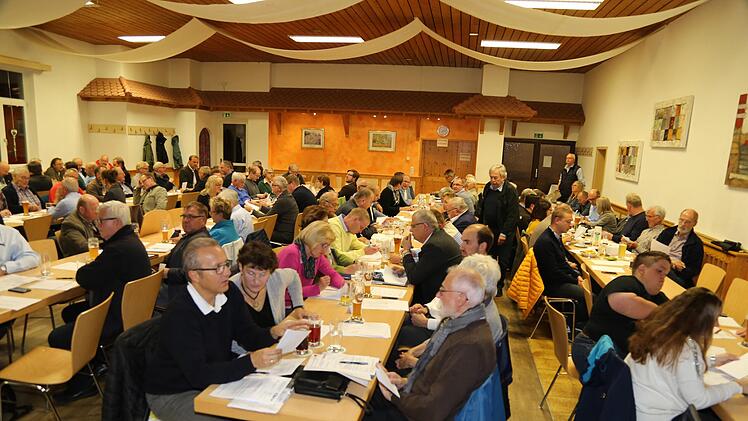 Das Sportheim in Weingarts war gut besetzt.  Foto: Franz Galster
