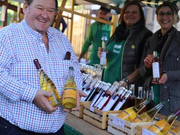 Hans Schmidt vom Biohof ist stolz auf seinen neuen Cidre Foto: Franz Galster