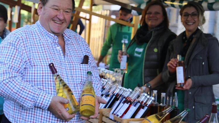 Hans Schmidt vom Biohof ist stolz auf seinen neuen Cidre Foto: Franz Galster