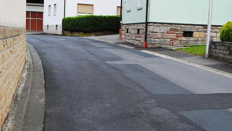 Gefährlich für Fußgänger ist derzeit noch dieser Bereich in der Riedenberger Sinntalstraße. Nun stehen die Planungen für die Sanierung der Hauptstraße an. Dann wird hier ein Gehsteig entstehen.  Foto: Evelyn Schneider