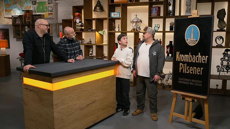 Silas und sein Papa Mario w&uuml;nschten sich 400 Euro f&uuml;r das Bier-Werbeschild.
