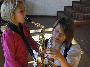 Alina Pettrich (links) aus Untersteinach ließ es sich nicht nehmen einmal das Saxophon auszuprobieren. Franziska Konrad (rechts) erklärte ihr gerne die ersten Handgriffe. Fotos: Klaus Peter Wulf
