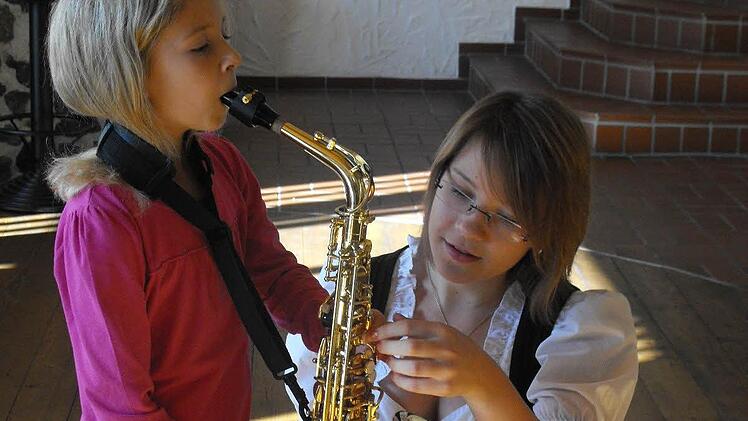 Alina Pettrich (links) aus Untersteinach ließ es sich nicht nehmen einmal das Saxophon auszuprobieren. Franziska Konrad (rechts) erklärte ihr gerne die ersten Handgriffe. Fotos: Klaus Peter Wulf