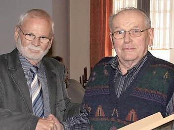 Der stellvertretende Vorsitzende des neuen Steigerwaldclub-Zweig-vereins Iphofen-Kitzingen, Volker Dungs, ernennt Franz Woda zum Ehrenmitglied des Zweigvereins.  Fotos: G. Bauer