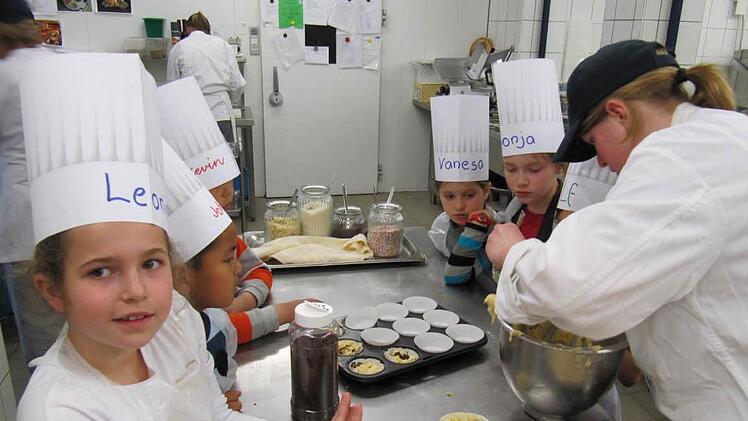 Mit Köchin Daniela Schmitt wird der Muffin-Teig zuletzt noch in Förmchen verteilt.