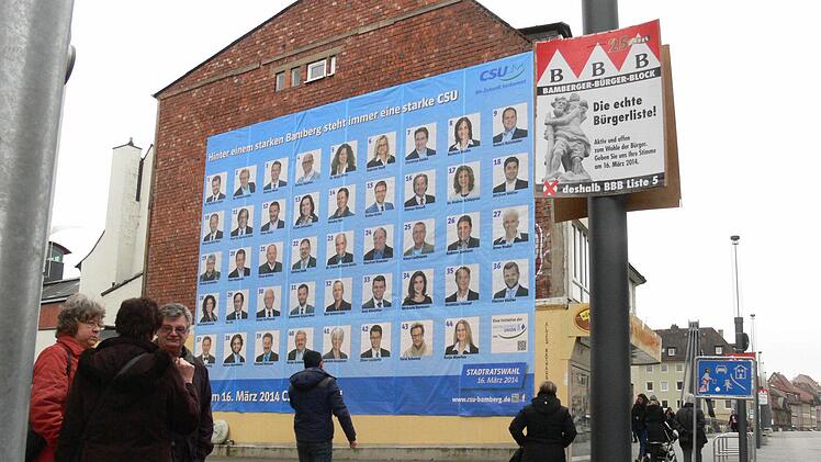 Laut Stadtverwaltung ohne Genehmigung aufgehängt: das neue CSU-Wahlplakat an der Kettenbrücke. Die Stadt hat deshalb ein Bußgeldverfahren gegen die CSU eingeleitet.