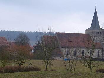 Idyllisch eingebettet zwischen Kirche, Kindergarten, bestehenden Wohnhäusern und viel Grün liegt die Fläche, die als Baugebiet "Nordöstlich der Kirche" ausgewiesen ist. Trotzdem beschäftigt sie wiederholt den Gemeinderat, der bestmögliche Vorsorge wegen des abfließenden Wassers schaffen will.  Foto: Sabine Mißner