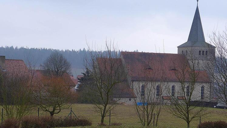 Idyllisch eingebettet zwischen Kirche, Kindergarten, bestehenden Wohnhäusern und viel Grün liegt die Fläche, die als Baugebiet "Nordöstlich der Kirche" ausgewiesen ist. Trotzdem beschäftigt sie wiederholt den Gemeinderat, der bestmögliche Vorsorge wegen des abfließenden Wassers schaffen will.  Foto: Sabine Mißner