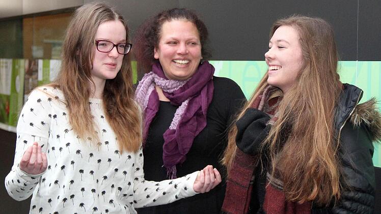 Trio in Sachen Gastaufenthalt (v. l.):Róisín, Lehrerin Tanya Fisher und Gastgeberin Annalena Foto: Johanna Blum