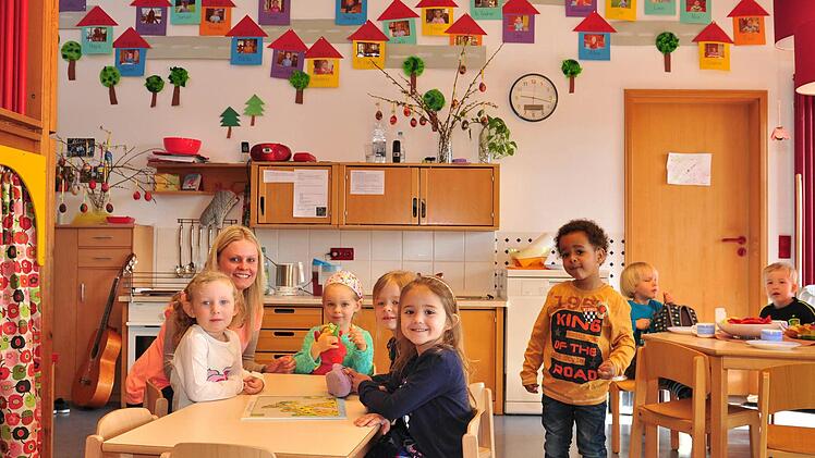 In der Kindertageseinrichtung St. Barbara in Haßfurt waren dringend notwendige Malerarbeiten im Innenbereich für 5.830 Euro angefallen. Im Hinblick auf das 20ährige Bestehen der Einrichtung in diesem Jahr und die gute Zusammenarbeit mit der Kirchenstiftung genehmigte der Finanz- und Hauptausschuss der Stadt Haßfurt ausnahmsweise einen Zuschuss von 2.915 Euro. Unser Bild zeigt einige Kinder und die Kinderpflegerin Sina Langer in einem der neu gestrichenen Räume.