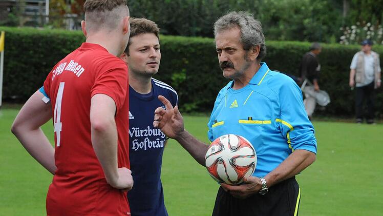 Ansprache vor dem Spiel: Schiedsrichter Josef Endres (Kolitzheim) mit den Spielführern Sergej Huck (TSVgg Hausen, links) und Patrick Seufert (TSV Arnshausen). Foto: Hopf