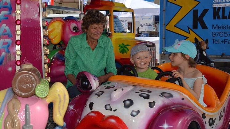 Schnappschüsse: Die Kinder genossen sichtlich die verschiedenen Angebote beim Frühjahrsmarkt, nicht zuletzt, da dort keine dichtes Gedränge herrschte, sondern vielmehr Platz und Zeit zum Basteln, Karussellfahren und Schminken war. Foto: Kathrin Kupka-Hahn
